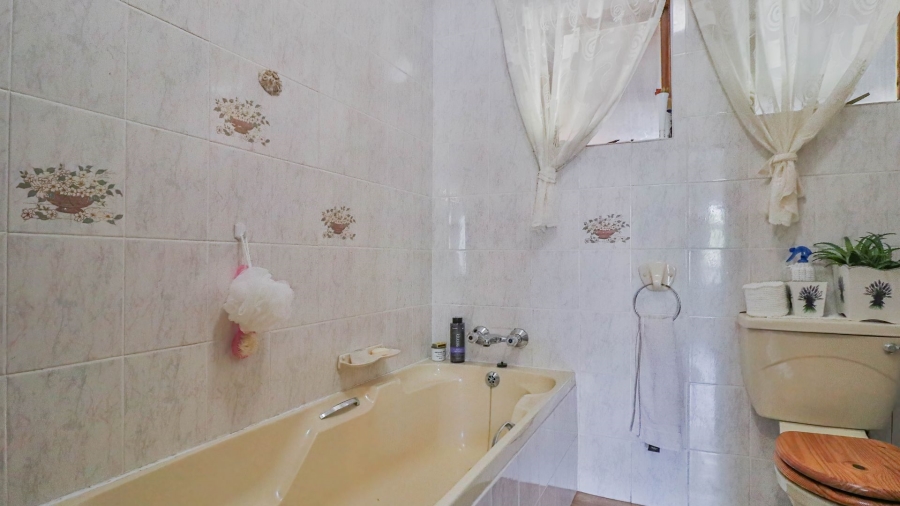 4 Bedroom Property for Sale in Stilbaai Wes Western Cape